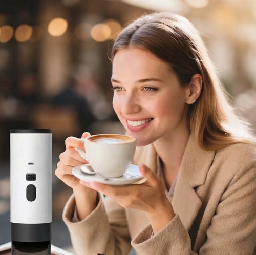 Espresso recién hecho con la cafetera portátil Ovunque